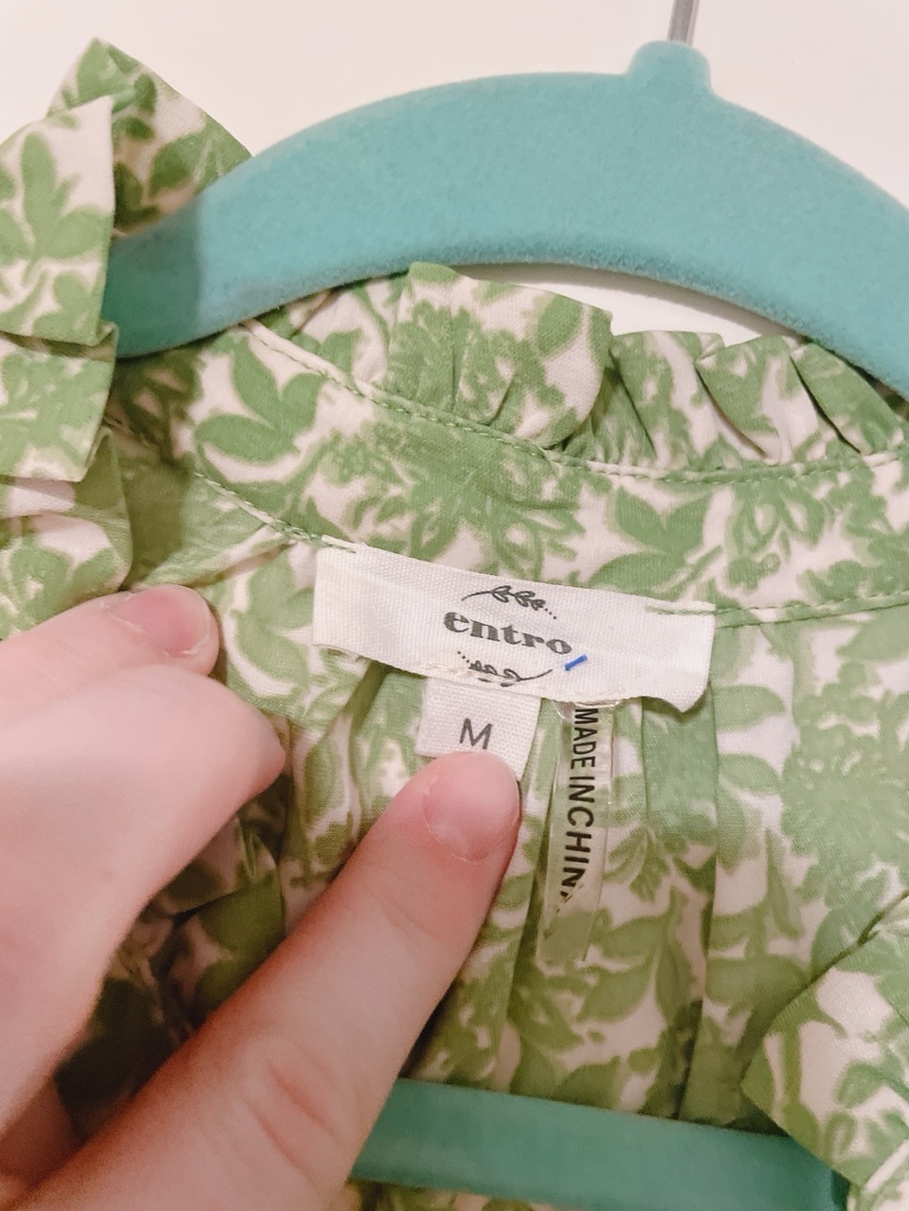 Entro Light Green Floral V-Neck Women's Top Size M - Picture 6 of 9
